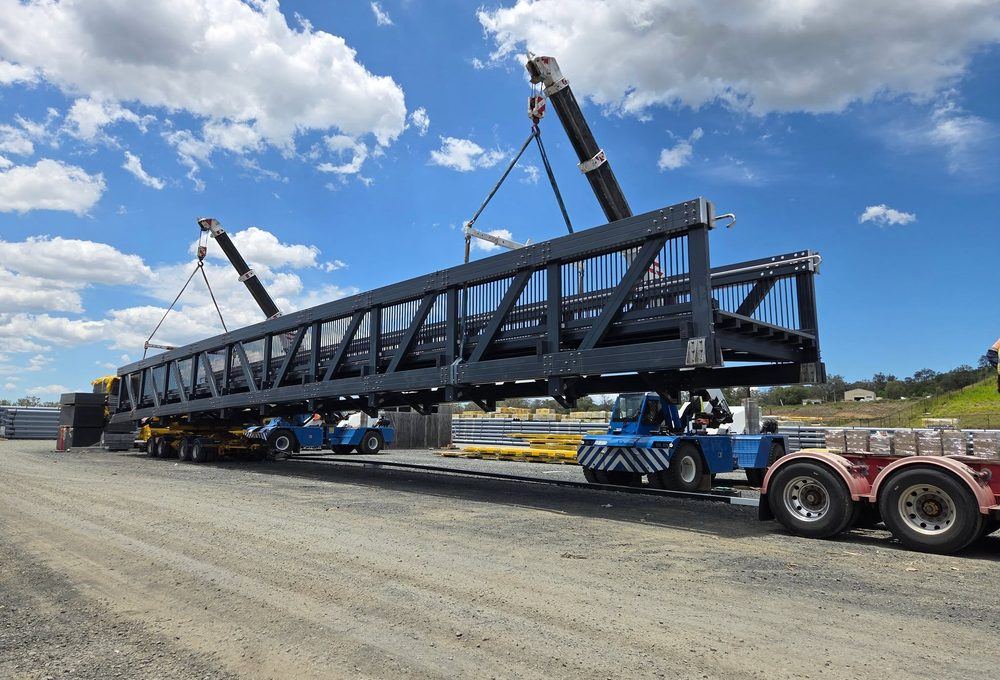 Extendable trailer carrying a long steel structure