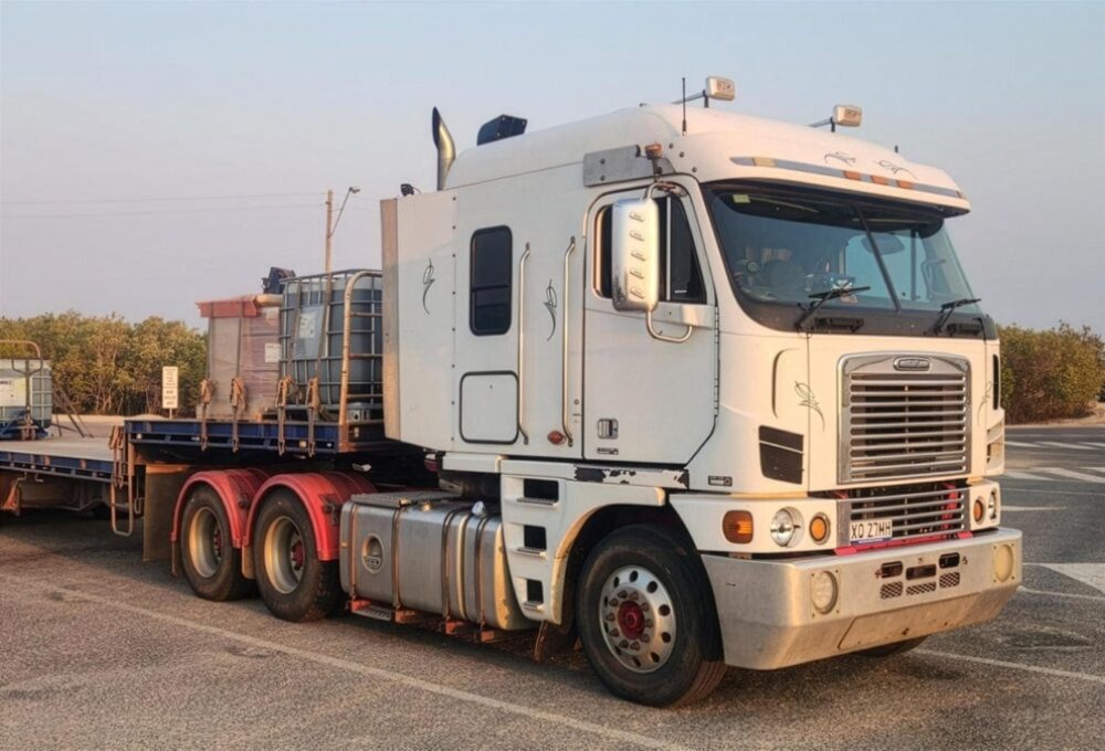 Low loader trailer with machinery