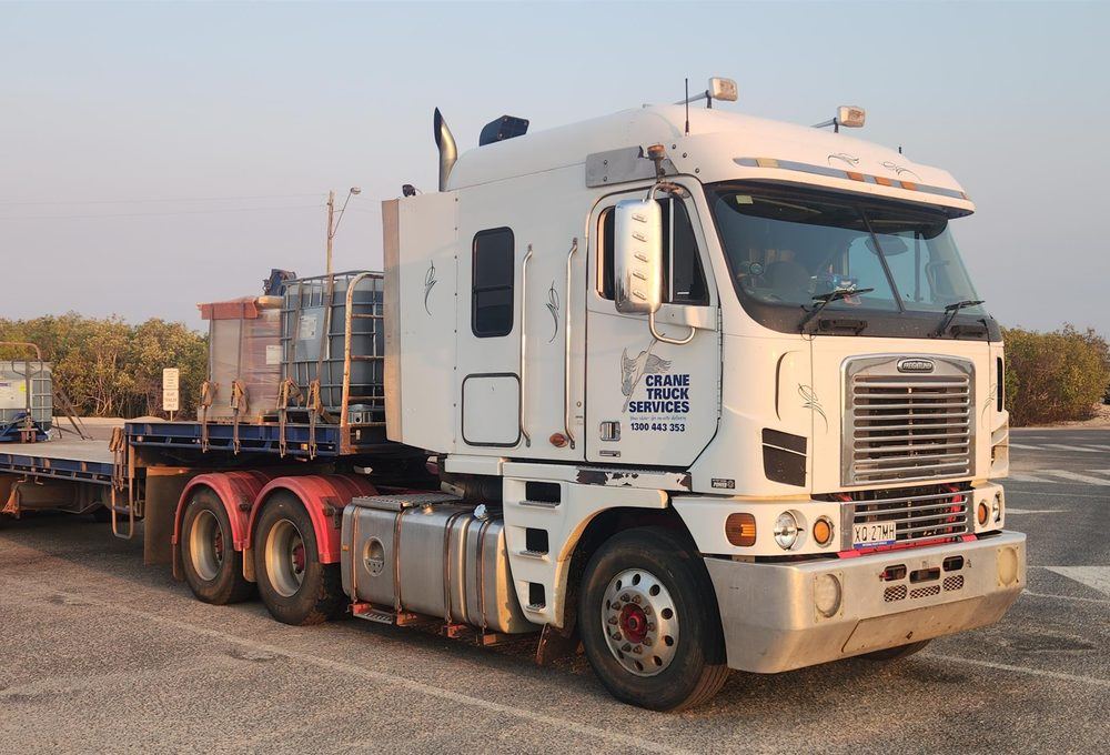 Low loader trailer with machinery