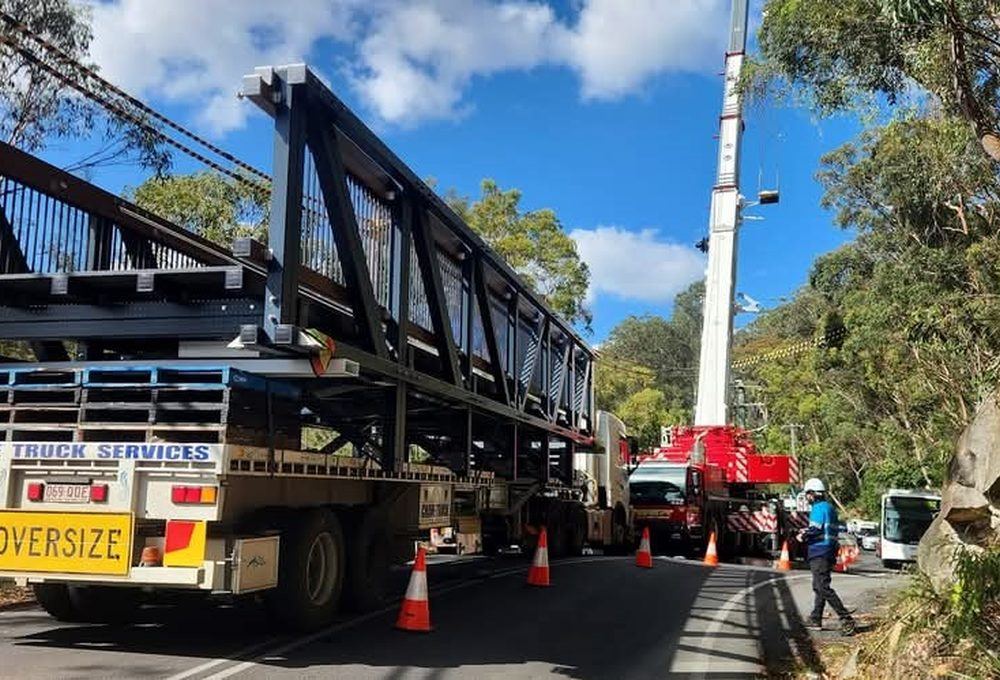 Widening trailer with an over-dimensional steel structure